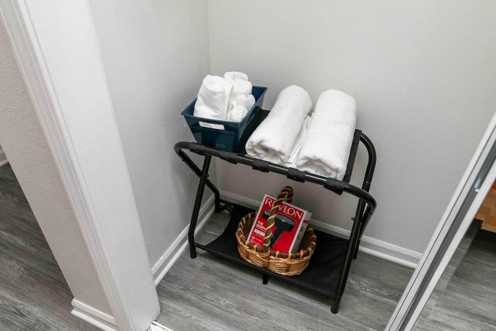 Family Friendly Home Close To Airport And Downtown デモイン エクステリア 写真
